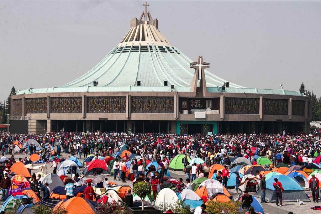 Del total de turistas que visitan la Basílica de Guadalupe, 64 por ciento son nacionales, y 36 por ciento internacionales. (EL UNIVERSAL)