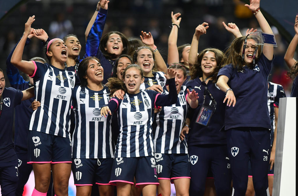 Rayadas logró obtener su primer campeonato de la Liga MX Femenil venciendo 2-1 global a Tigres Femenil. (ARCHIVO)