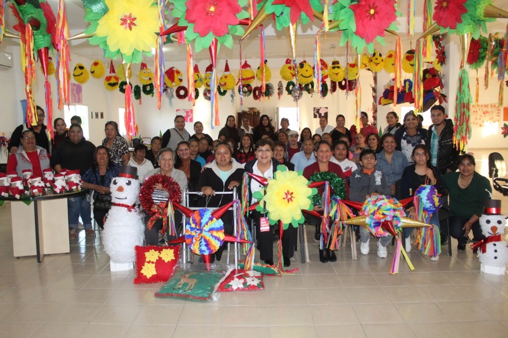 Con una exhibición de los trabajos realizados se dieron por concluidas las actividades del curso de manualidades navideñas y piñatas. (EL SIGLO DE TORREÓN / BETTY SILVA) 