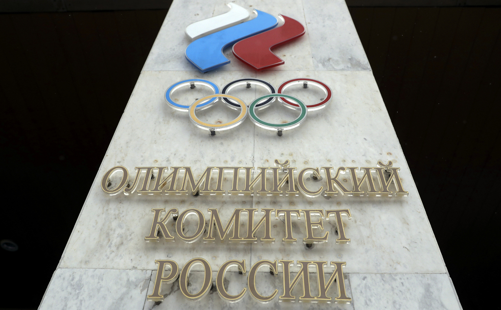 En esta foto de diciembre de 2017 se observa el logo del Comité Olímpico de Rusia en la entrada de su sede en Moscú. (ARCHIVO) 
