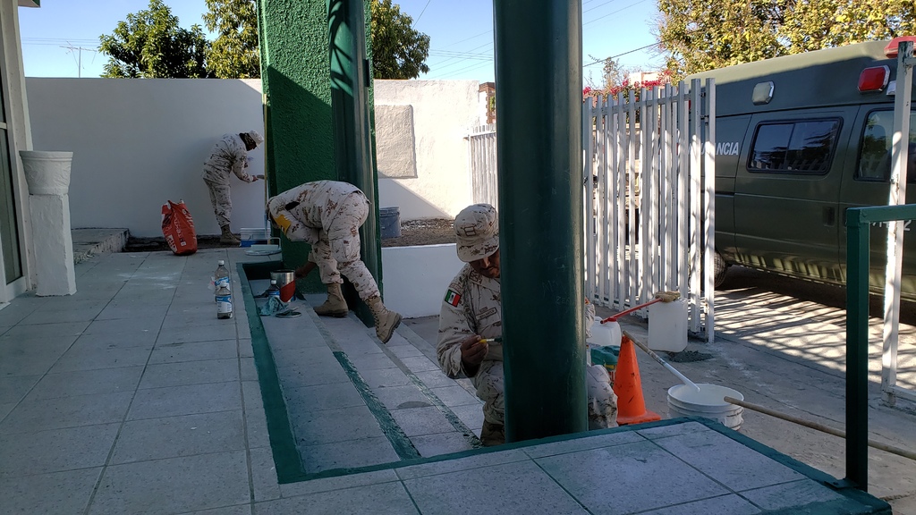 Militares reparan fachada de la presidencia de Villa Unión.