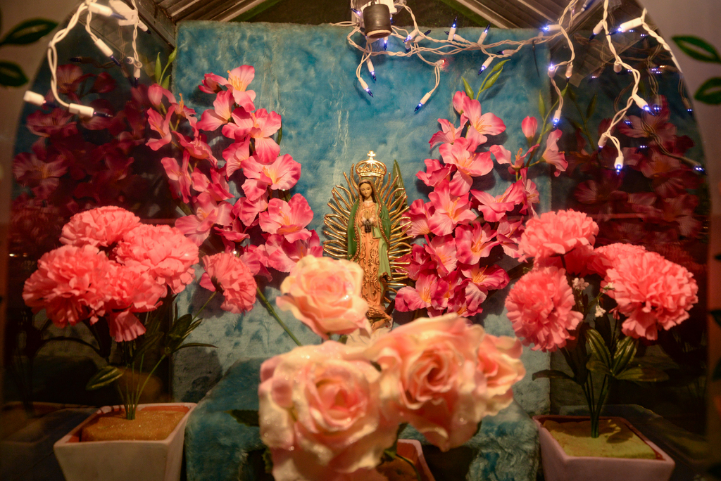 Ángela Muñoz limpió el nicho de la Virgen retomó la tradición de llevarle flores y ofrendas. (ERNESTO RAMÍREZ)
