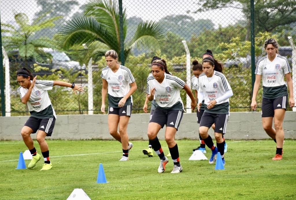 Las seleccionadas durante el entrenamiento de ayer en Brasil (CORTESÍA)