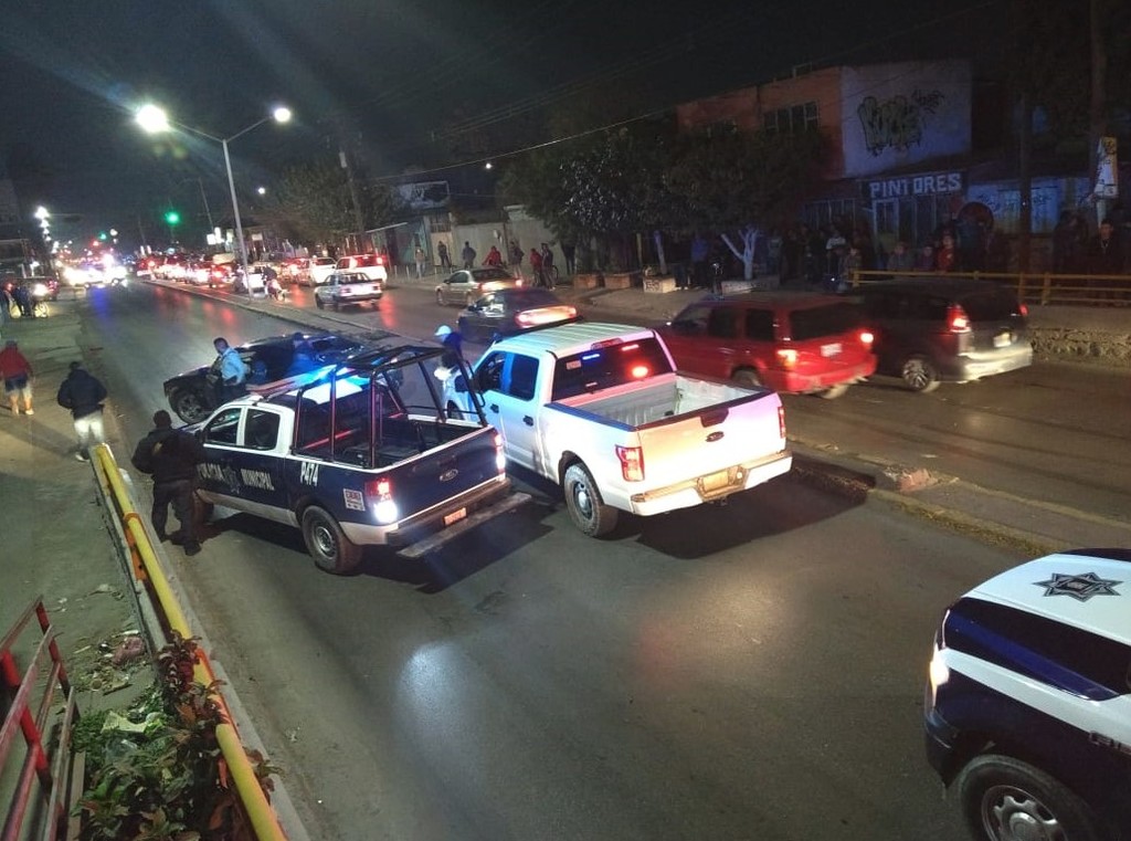 Los asalatantes lograron escapar y dejaron el vehículo atravesado por la calle Urrea, en la colonia Santa Rosa.