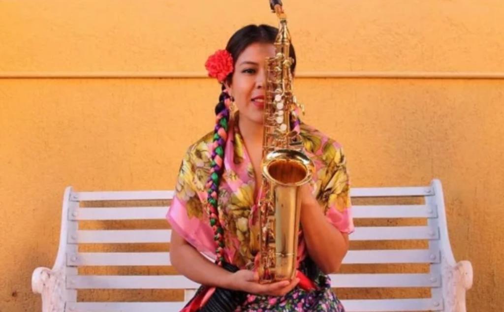 Luego de exigir justicia y atención médica especializada, María Elena Ríos, la saxofonista de 26 años que fue atacada hace más de tres meses con ácido, próximamente será trasladada al hospital de su elección en la Ciudad de México, para continuar con su tratamiento. (ESPECIAL)
