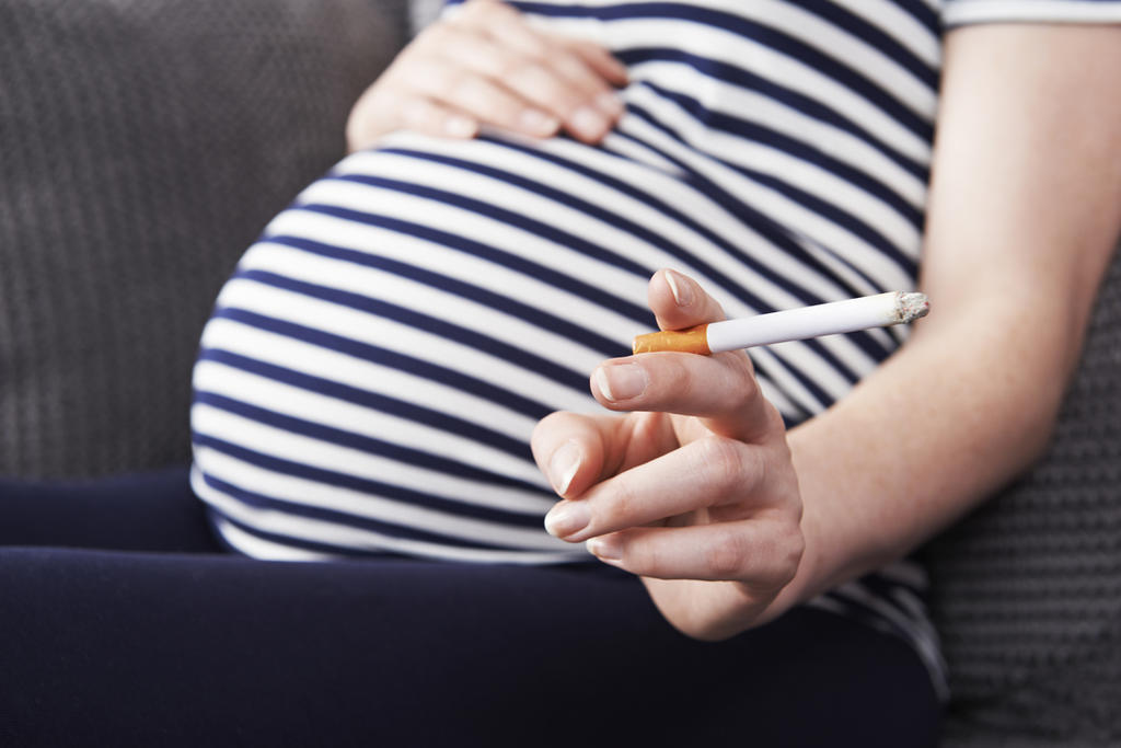 Las mujeres que fuman durante el embarazo pueden desarrollar diabetes gestacional, un padecimiento que genera dificultades en el parto. (ARCHIVO)