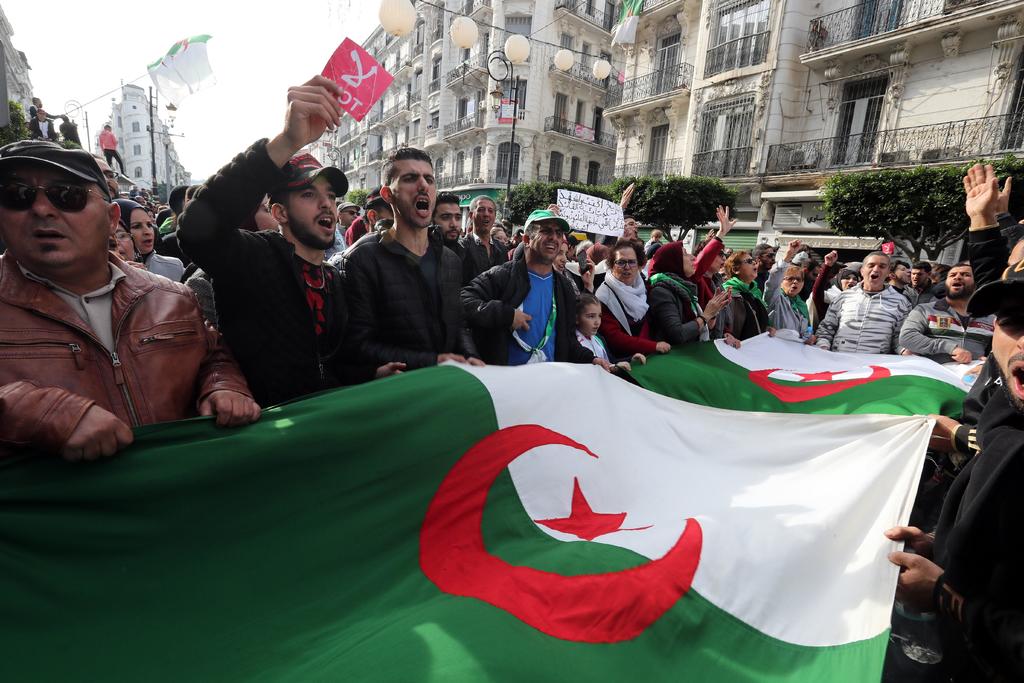 La baja participación, el descontento y las protestas contra el régimen militar marcaron hoy la primera vuelta de las polémicas elecciones presidenciales en Argelia. (ARCHIVO) 