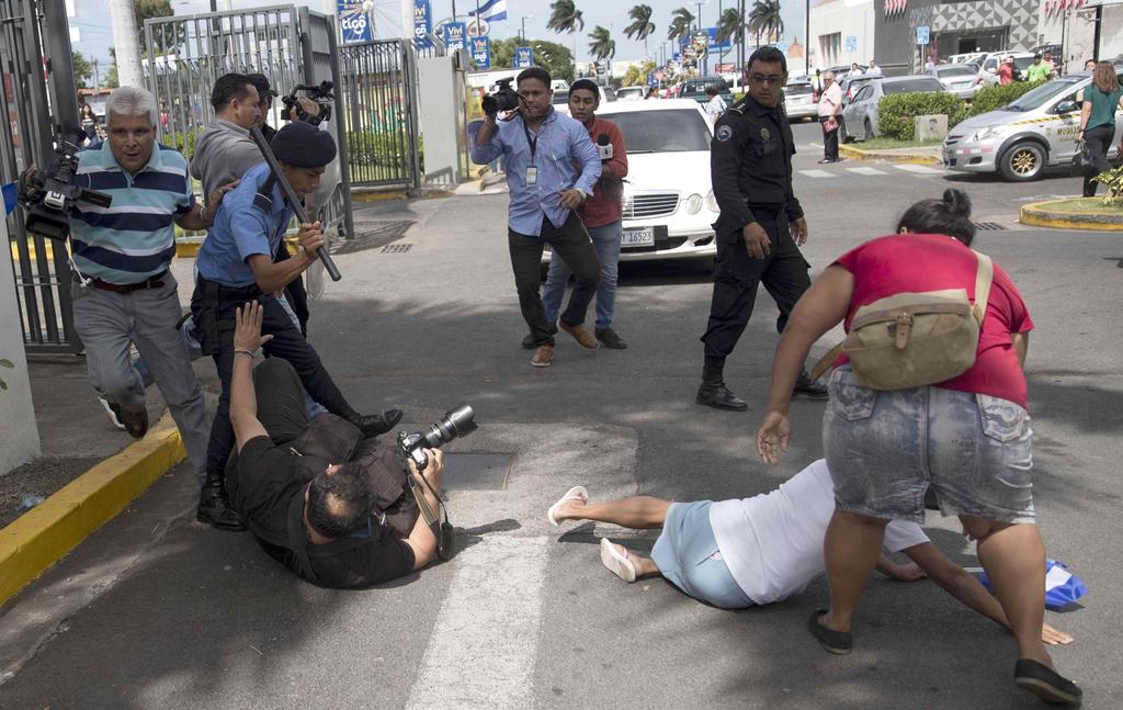 Al menos cuatro opositores e igual número de periodistas fueron golpeados este jueves durante una protesta en contra del Gobierno del presidente Daniel Ortega. (ARCHIVO) 
