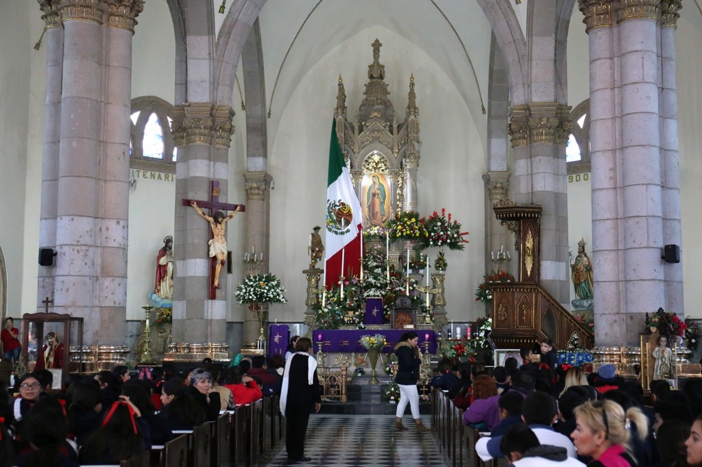 Durante el Día de la Virgen de Guadalupe se celebraron misas en la catedral, con la asistencia de una gran cantidad de feligreses.