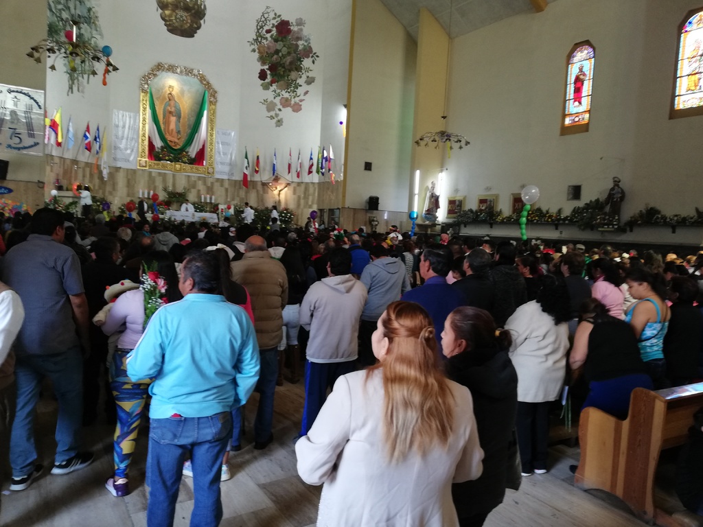 Cientos de devotos acudieron durante todo el día de ayer a la parroquia de Nuestra Señora de Guadalupe a agradecer a la Virgen por las bendiciones recibidas a lo largo del año. (VIRGINIA HERNÁNDEZ)