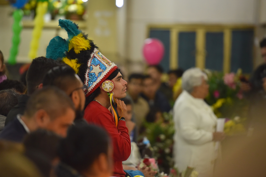 Los danzantes acudieron a las Mañanitas de la Virgen y a rendirle homenaje en la parroquia ubicada en el Centro de la ciudad. (ERNESTO RAMÍREZ)