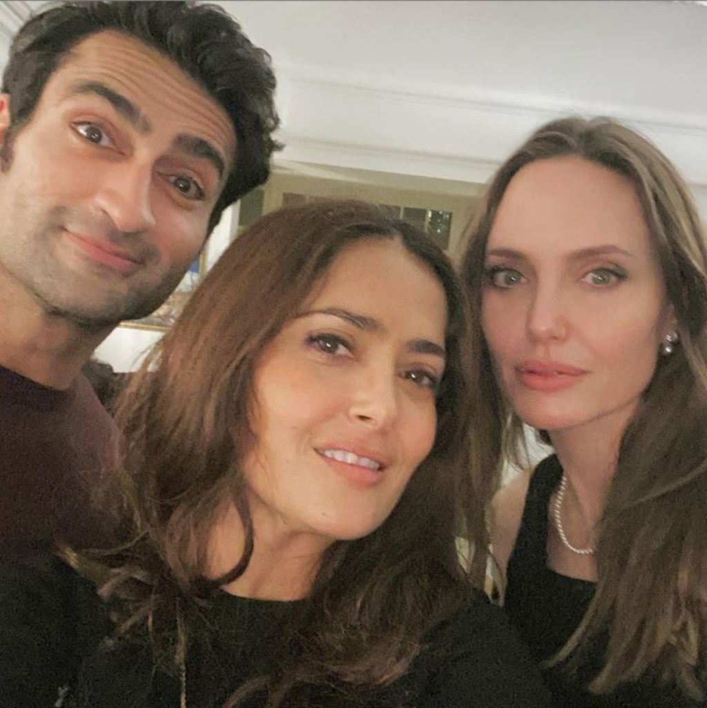 Nuevos lazos. Salma Hayek y sus compañeros Angelina Jolie y el actor pakistaní Kumail Nanjiani, a quien llamó amigos. (ESPECIAL)
