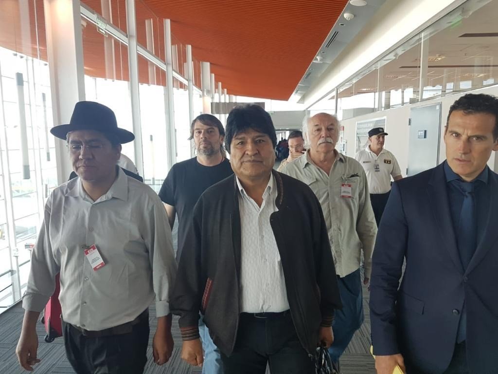 A pesar del señalamiento de que no debe hacer política, Evo Morales realizó críticas a la presidenta interina.