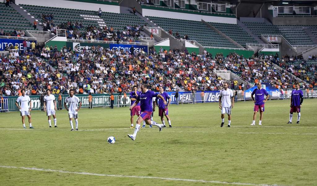 Cuauhtémoc Blanco cobra un penal en el partido de ayer ante los Amigos de Ronaldinho, a los que derrotó su equipo 6-5. (AGENCIAS)