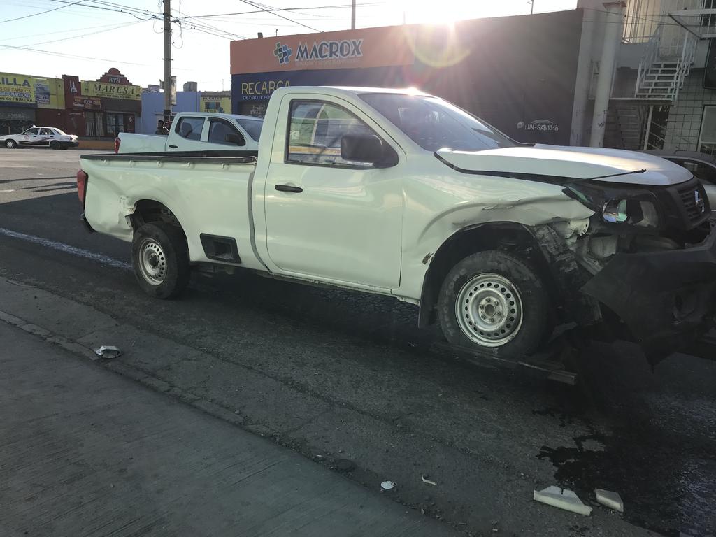 La unidad se impactó contra una camioneta Nissan NP300, color blanco, la cual circulaba por la avenida Madero y era tripulada por José de 47 años de edad.
(EL SIGLO DE TORREÓN)