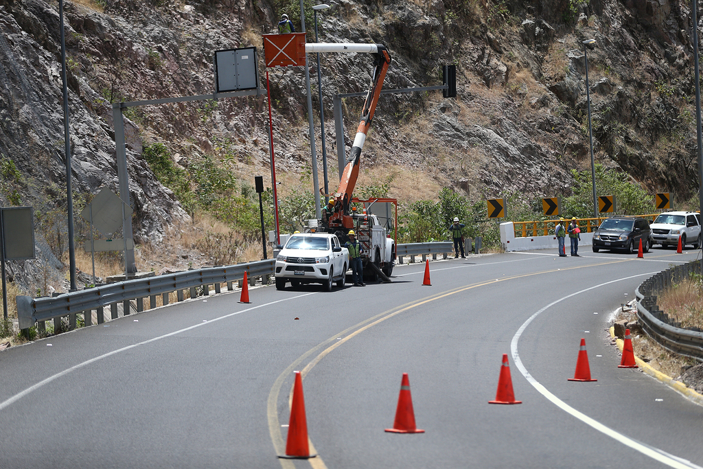 Del kilómetro 102 al 113 de la autopista Durango a Mazatlán se están haciendo trabajos de mantenimiento, por lo que se pide precaución y evitar rebasar en ese tramo. (EL SIGLO DE TORREÓN) 