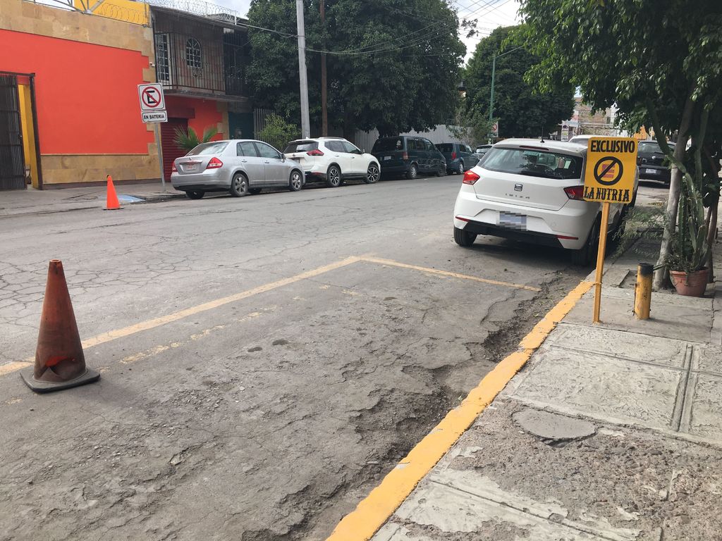 Hay muchos estacionamientos que están marcados con línea amarilla como exclusivos sin cumplir con los trámites y pago. (EL SIGLO DE TORREÓN) 
