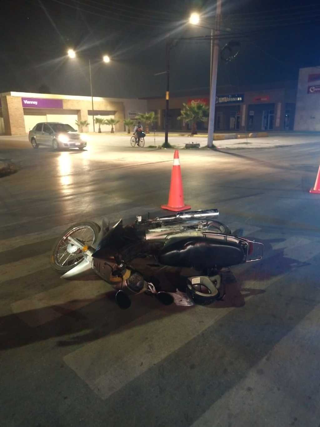 El motociclista, que circulaba en estado de ebriedad, terminó en la Clínica 16 tras impactarse con un automóvil que era revisado por las autoridades en un filtro policial. (EL SIGLO DE TORREÓN)