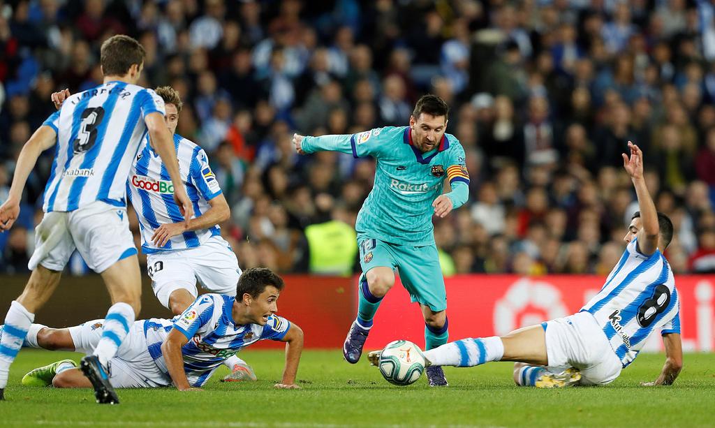 El astro Lionel Messi estuvo muy custodiado, pero aun así puso un pase para gol.