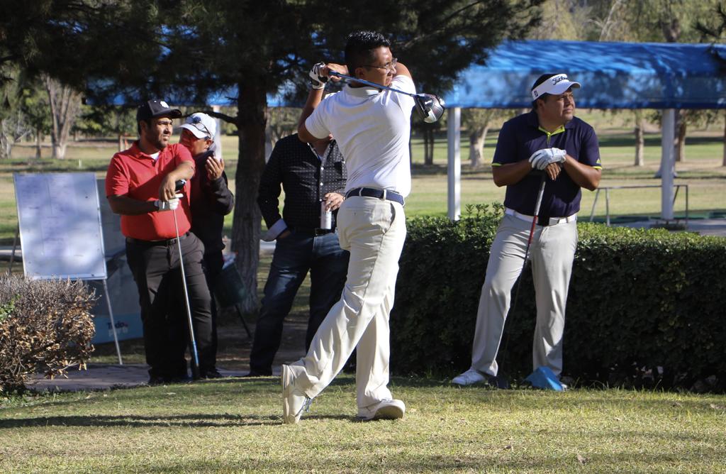 Buen nivel de golf se vio ayer en el Club Campestre de Gómez Palacio, en el Torneo Navideño, el último certamen de este año.