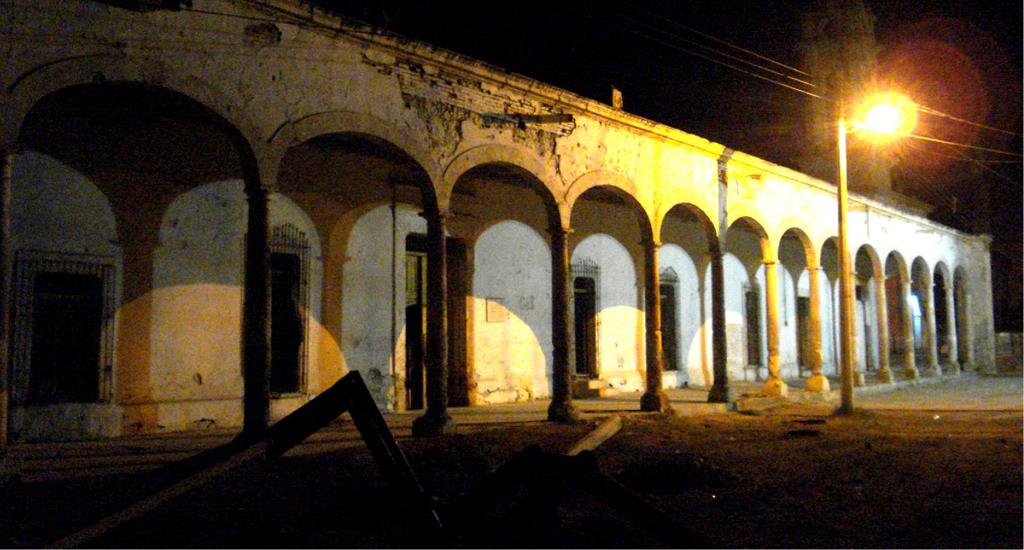 Hacienda San José de la Goma, grandiosa arqueada frontal de noche antes de restauración. (CORTESÍA)