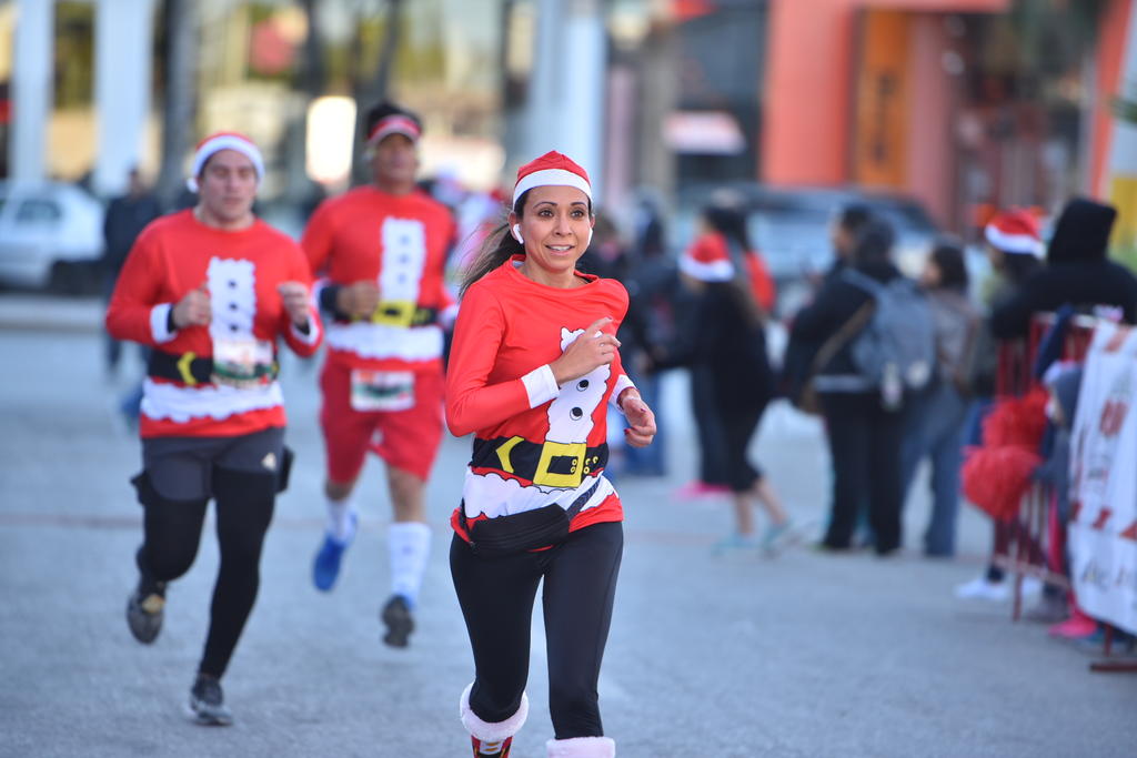 Lo más llamativo de la carrera, fue el colorido que le pusieron los participantes, con el jersey del evento, haciendo alusión al personaje de Santa Claus. (ARCHIVO)