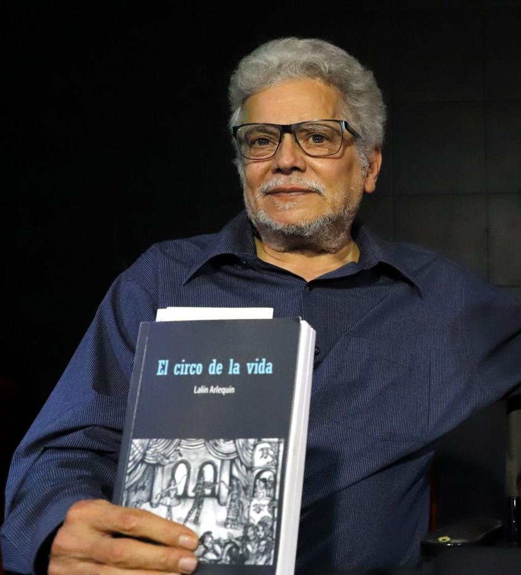 
“Es difícil moverse igual, sí es complicado. Es que no es lo mismo tener tu pierna normal que una de fierro”, y abundó que en la cadera tiene una prótesis de titanio. (ESPECIAL)
