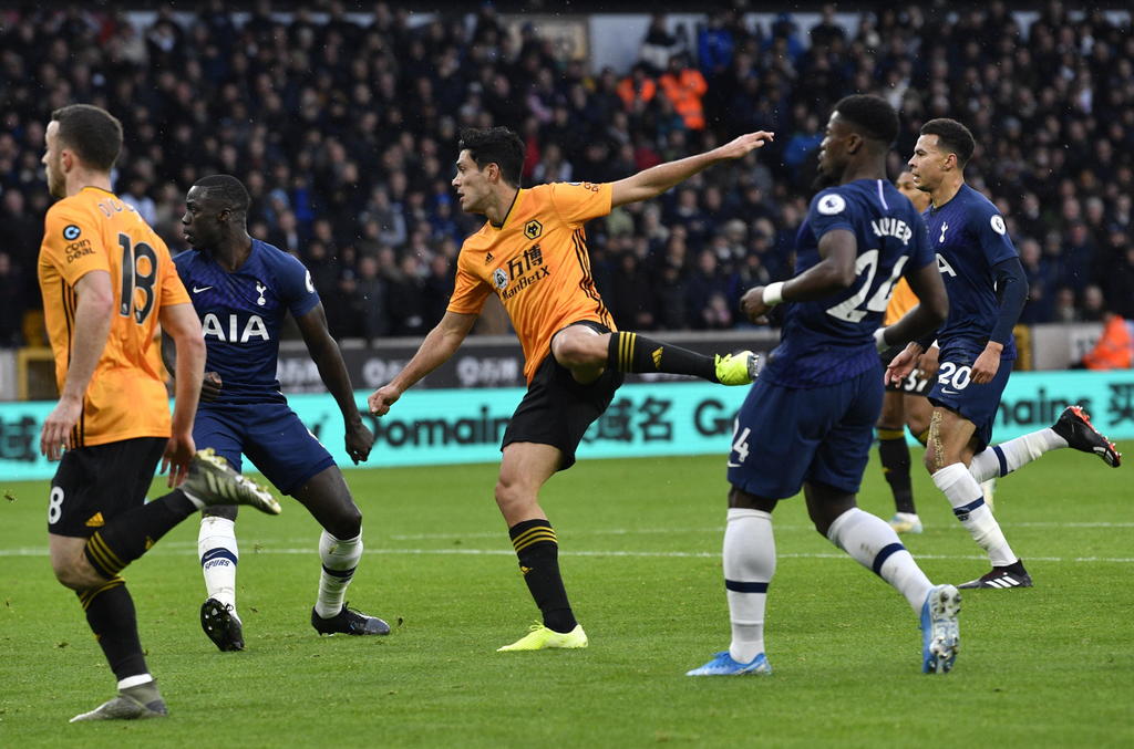 Raúl Jiménez (c) fue titular, pero no pudo anotar, en la derrota de Wolverhampton 2-1 ante Tottenham.(EFE)