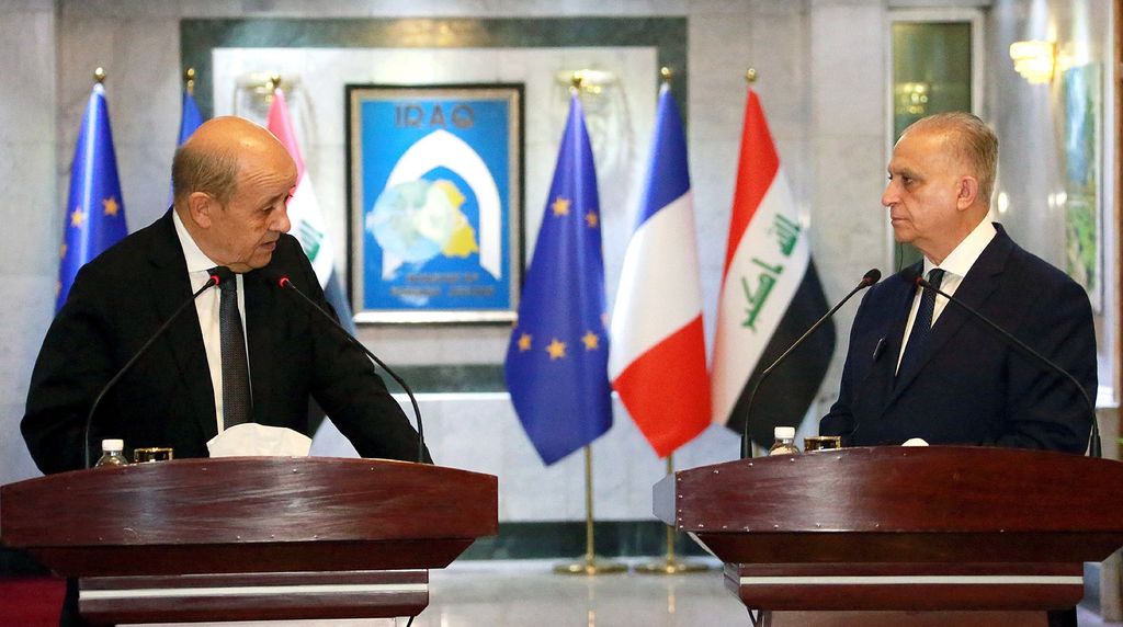 Jean-Yves Le Drian (i), ministro de Europa y Asuntos Exteriores dijo que Irak no debe participar en juicios contra extranjeros. (ARCHIVO) 