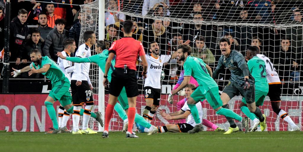 Karim Benzema (i) y los jugadores del Real Madrid celebran tras marcar el tanto del empate. (EFE)