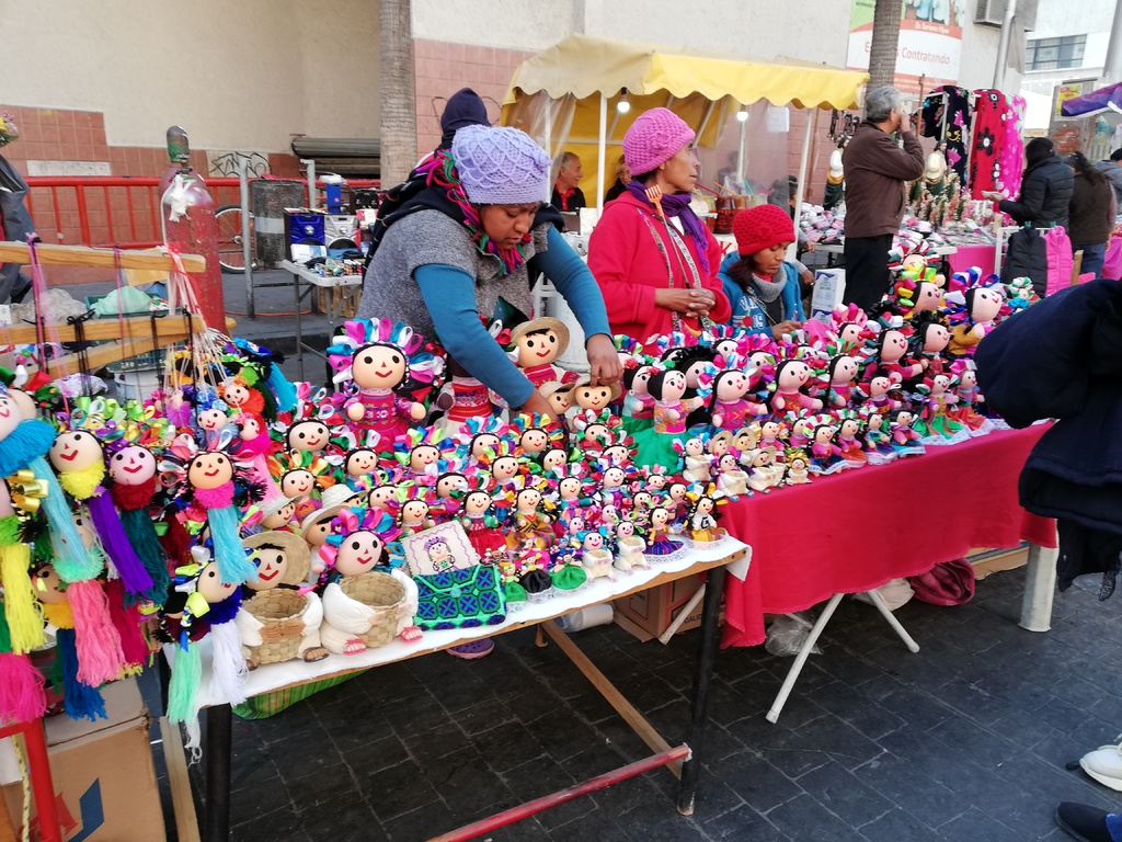 Virginia es de Querétaro y vende sus muñecas mexicanas en la región. Asegura que los foráneos son quienes le compran más. (VIRGINIA HERNÁNDEZ)