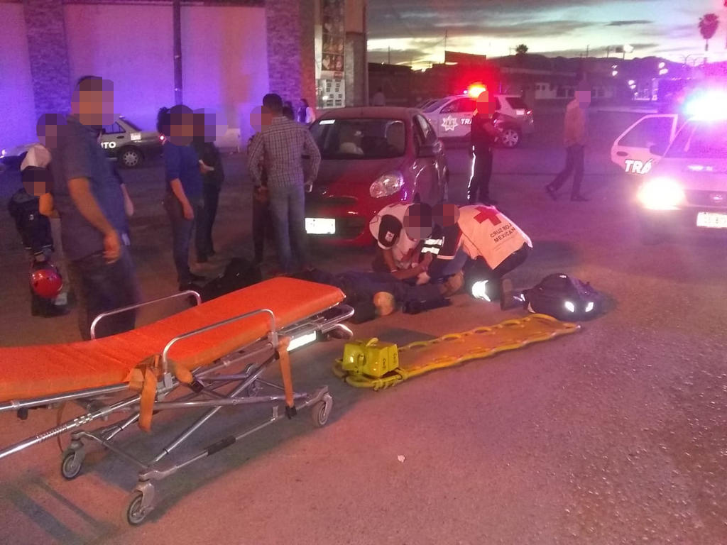 Al lugar de los hechos acudieron paramédicos de la Cruz Roja Mexicana para brindar atención médica al motociclista, quien resultó lesionado. (EL SIGLO DE TORREÓN)