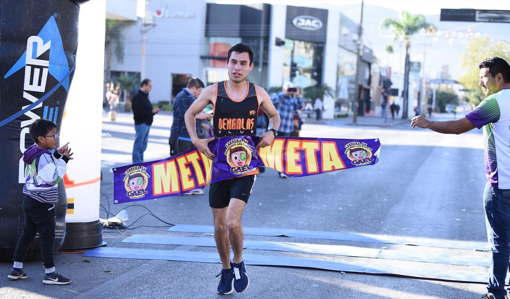 Ricardo Fasio fue el primero en cruzar la META, aunque todos los corredores fueron ganadores al apoyar la noble causa. (Jesús Galindo) 
