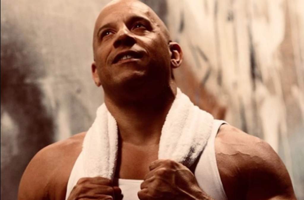 Vin Diesel causó revuelo en redes sociales al compartir una fotografía en la que parodia la famosa obra del plátano pegado con una cinta a la pared. (ESPECIAL)