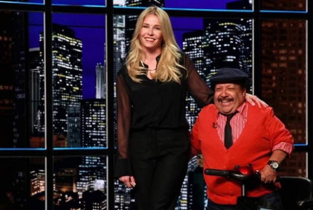 El actor México-estadounidense Chuy Bravo, compañero de Chelsea Handler en el “talk show” Chelsea Lately, falleció a los 63 años en la Ciudad de México. (ESPECIAL)