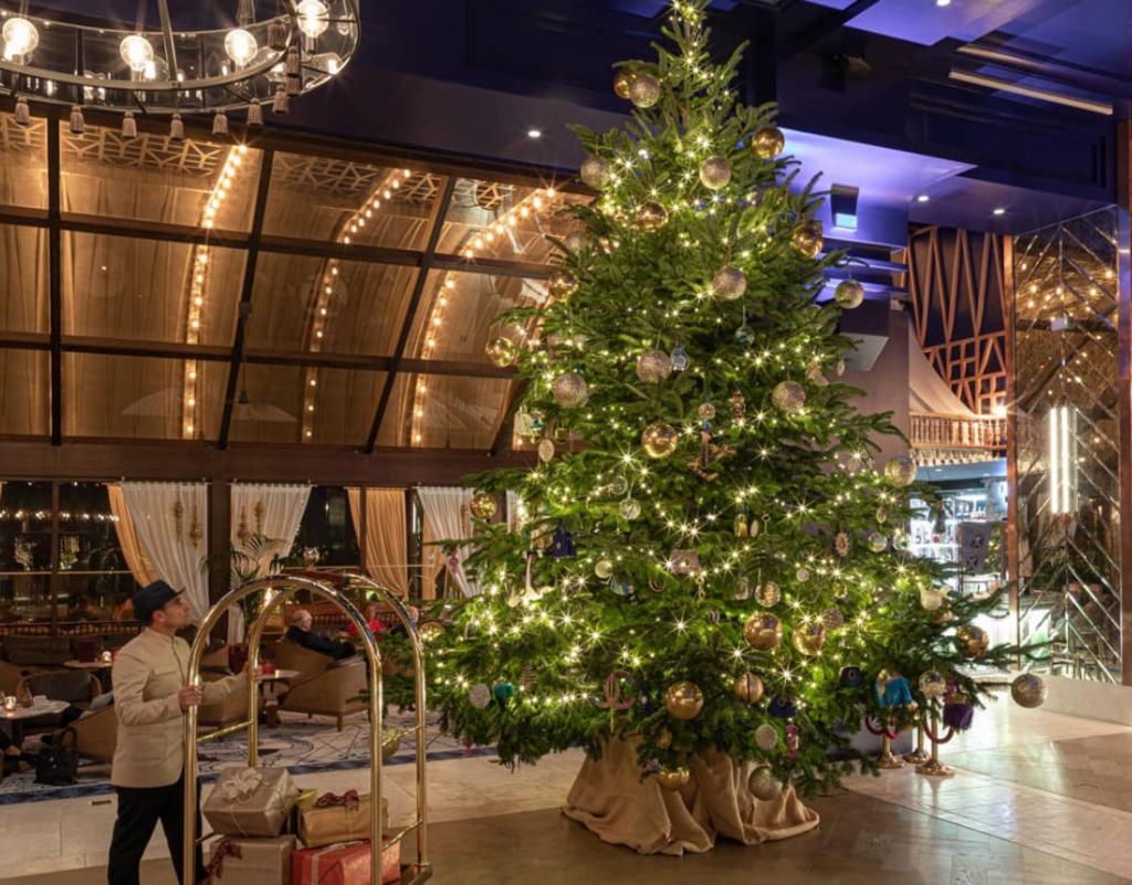 El árbol decorará el lobby del hotel hasta el 29 de diciembre. (INTERNET)