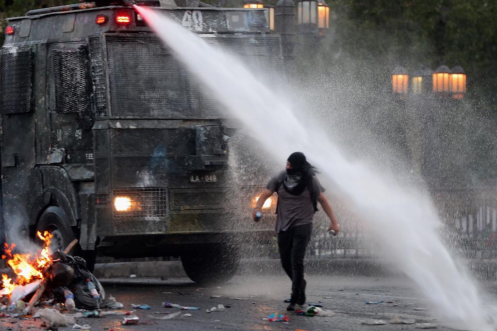 La Policía chilena rechazó este lunes un informe que señala que el agua lanzada como herramienta antidisturbios para dispersar manifestaciones contiene tóxicos. (ARCHIVO) 