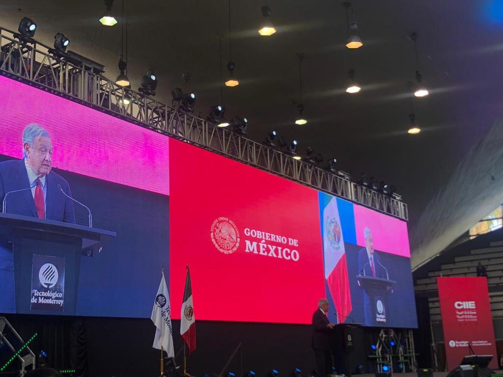 El presidente Andrés Manuel López Obrador informó que se firmará un acuerdo con el Instituto Tecnológico y de Estudios Superiores de Monterrey (ITESM), o Tec de Monterrey en Nuevo León, para que estudiantes con talento y de bajos recursos puedan cursar sus estudios en la institución. (ESPECIAL)
