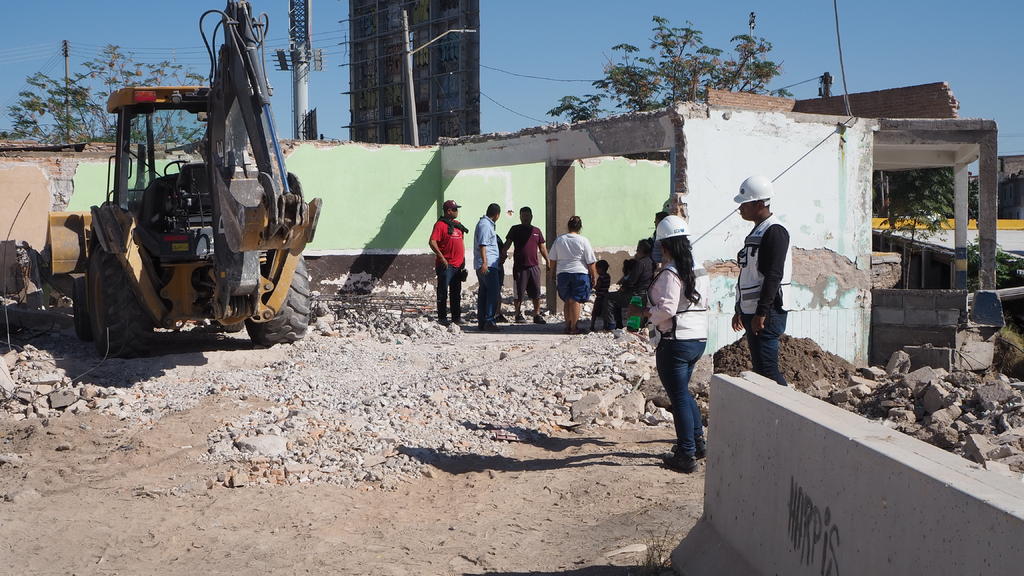 Un grupo de vecinos de la colonia La Moderna de Torreón se manifestó hoy lunes en las inmediaciones de calle Múzquiz y bulevar Constitución, reclamaron por afectaciones que presuntamente han sido causadas por la construcción de la Terminal Nazas, dentro del proyecto Metrobús Laguna. (VERÓNICA RIVERA)