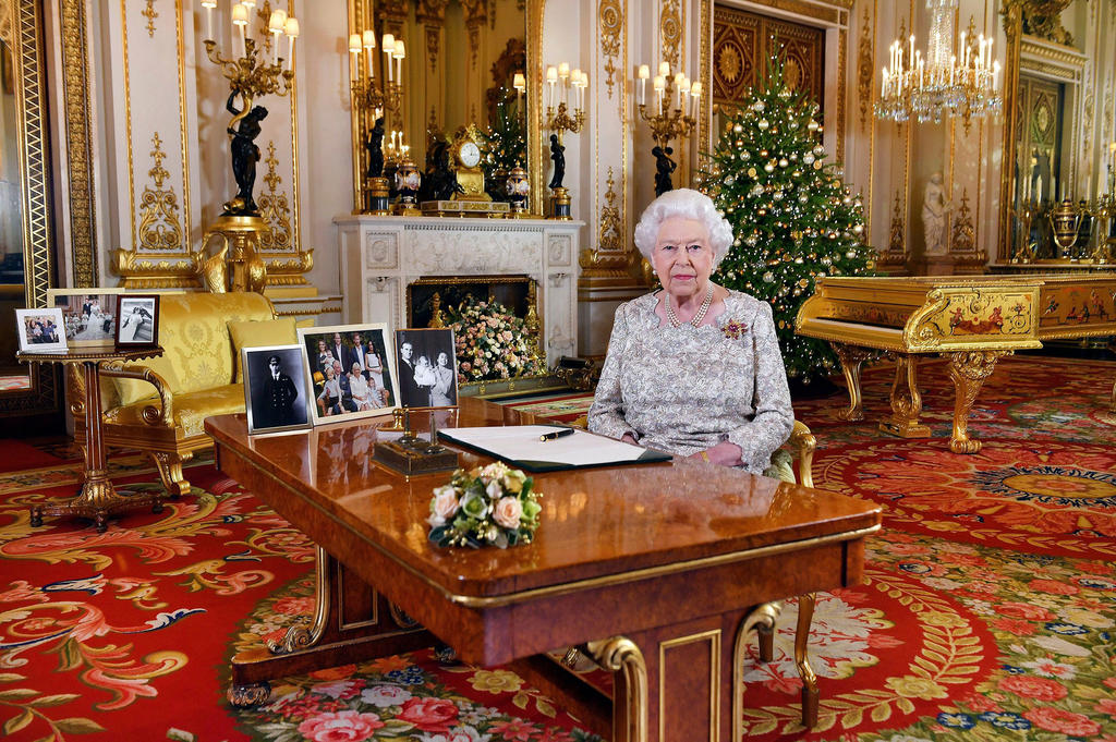 
Un empleado de la reina reveló a 'Fabulous Digital' que dos semanas antes de Navidad, los trabajadores de la corona inglesa deben presentarse en una de las salas en el palacio de Buckingham para recibir los regalos de la monarca. (ESPECIAL)