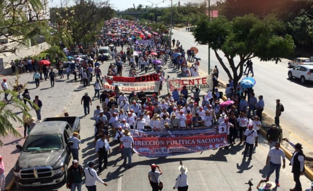 
La marcha de miles de maestros arrancó en el parque Chiapasónate, en el oriente de la capital de Chiapas, y concluyó con un mitin en el zócalo, frente a la sede del Ejecutivo Estatal. (EL UNIVERSAL)