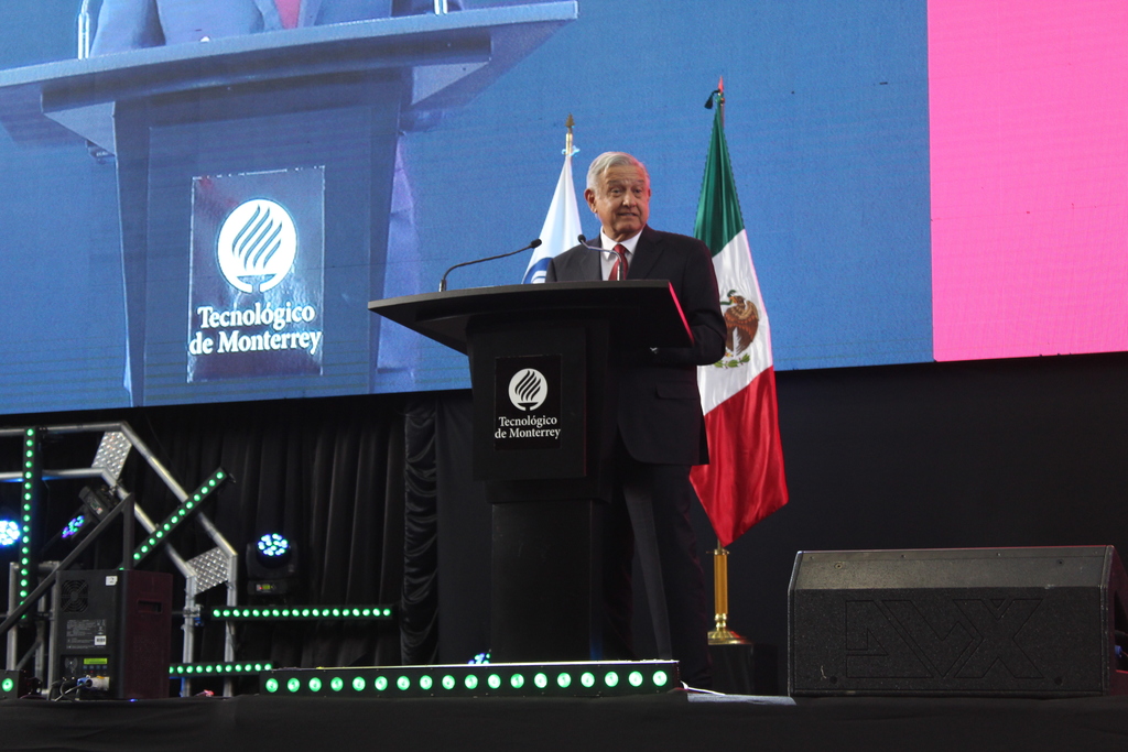 El presidente López Obrador señaló a su llegada al recinto, que no contaba con un discurso preparado. (EL SIGLO DE TORREÓN)