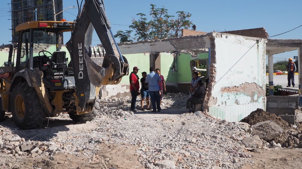 Los vecinos de la colonia Moderna denunciaron afectaciones en sus viviendas. Afirman que han sido causadas por los trabajos de la Estación Nazas del proyecto Metrobús Laguna. (VERÓNICA RIVERA)
