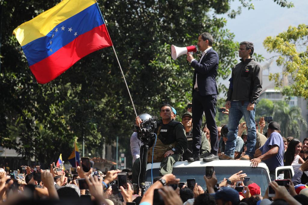 Guaidó (d) ha enfrentado fuertes cuestionamientos de algunos de sus colegas tras el surgimiento de denuncias. (ARCHIVO)