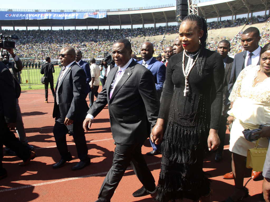 Marry Chiwenga (d) camino junto al vicepresidente de Zimbabue, Constantino Chiwenga, un año antes del presunto ataque. (ARCHIVO) 