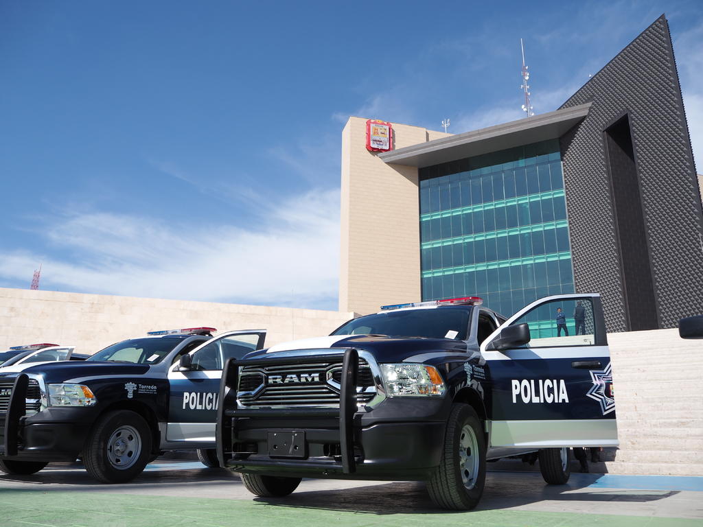 El alcalde de Torreón, Jorge Zermeño, entregó durante hoy martes 35 nuevas patrullas repartidas entre la Dirección de Seguridad Pública Municipal y Tránsito, mismas que comenzarán a dar servicio de forma inmediata y en todos los sectores de la ciudad. (VERÓNICA RIVERA)