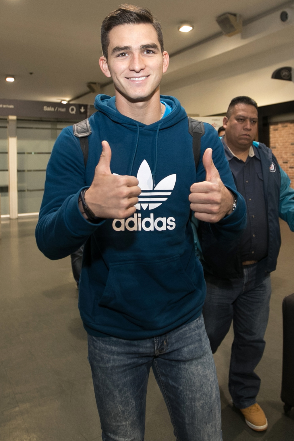 El exportero de Veracruz, Sebastián Jurado, posa para la fotografía en el Aeropuerto de la Ciudad de México; el futbolista presentará hoy exámenes médicos en Cruz Azul. (AGENCIAS) 