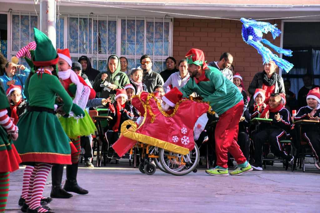 Con papel lustrina, cartón, escarcha, fomi y velcro, la silla de ruedas de Daniel fue convertida en un trineo de Santa Claus. (FERNANDO COMPEÁN)