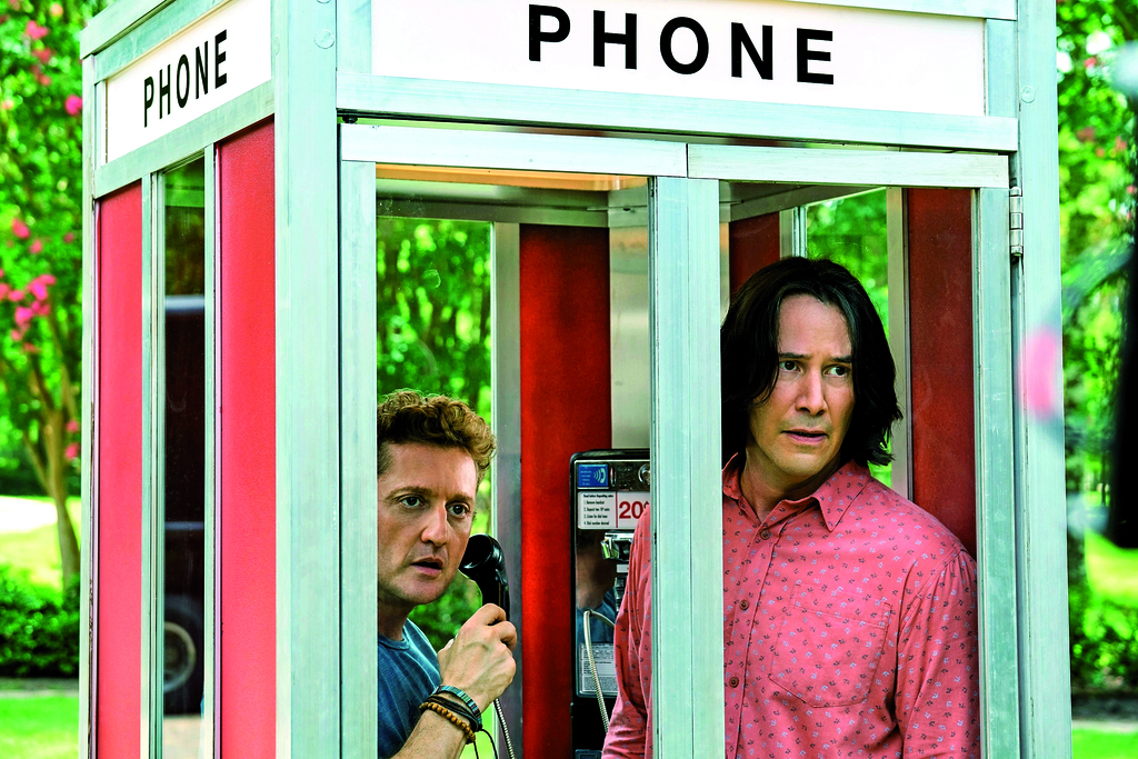 En filmación. Se pueden ver a Reeves y Winter en los personajes de Ted y Bill dentro de una cabina telefónica. (EFE)