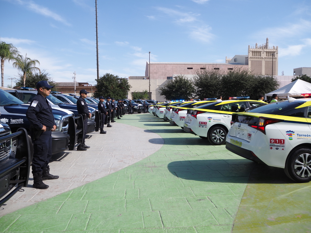 Las autoridades municipales entregaron 35 nuevas patrullas a policías y tránsitos para realizar su labor en todo Torreón. (VERÓNICA RIVERA)